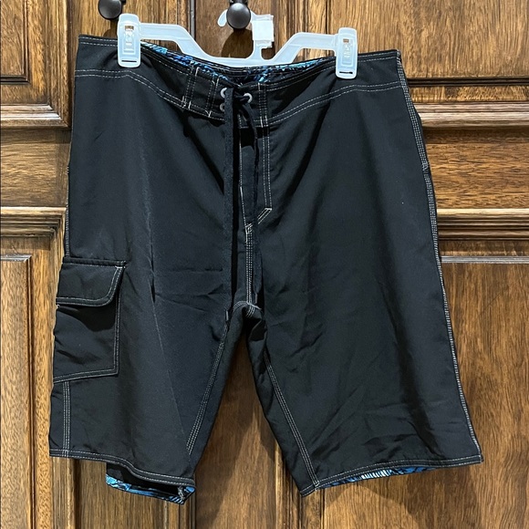 Burnside Black Cargo Shorts - Picture 1 of 3